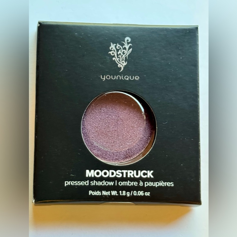 Younique eyeshadow 👀 Credulous